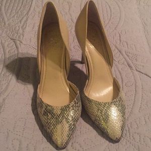 Vince Camuto snakeskin gold/tan pumps